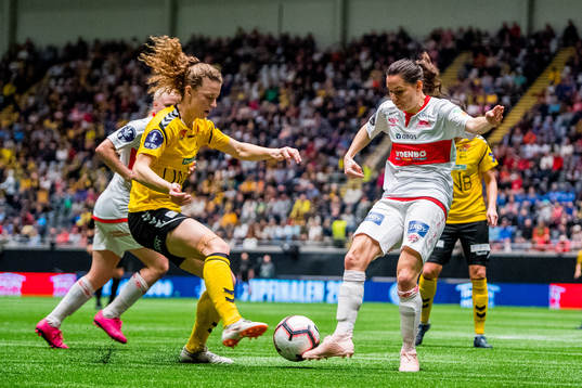 Synne Skinnes Hansen of LSK Kvinner and Marije Brummel of