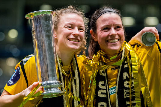 Synne Skinnes Hansen and Isabell Bachor of LSK Kvinner