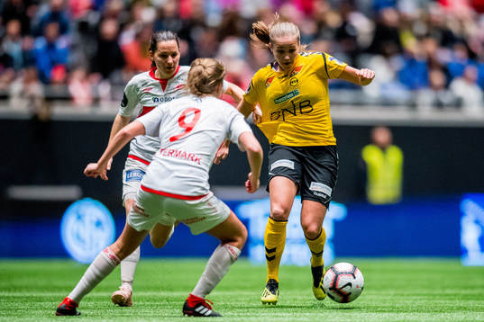 Marije Brummel of Sandviken and Guro Reiten of LSK Kvinner