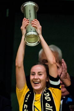 Anja Sønstevold of LSK Kvinner lifts the trophy