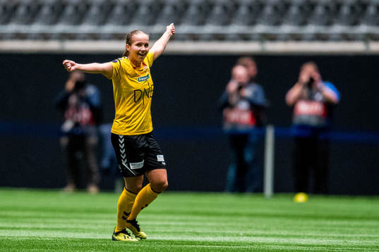 Guro Reiten of LSK Kvinner celebrates at the final whistle
