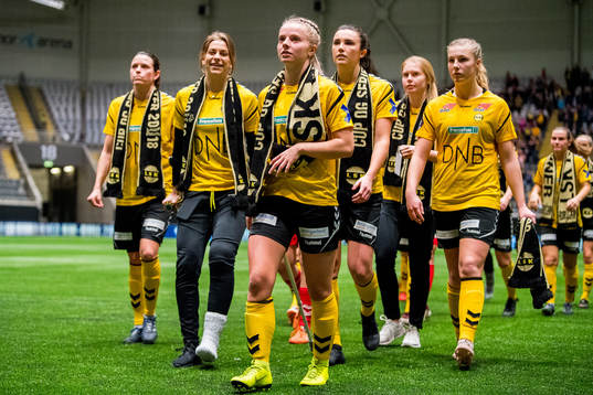 Emilie Marie Woldvik and the players of LSK Kvinner