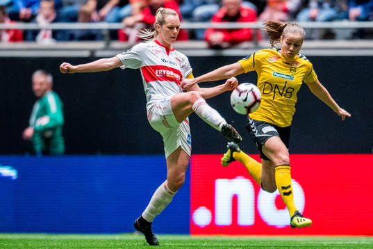 Stine Hovland of Sandviken and Guro Reiten of LSK Kvinner