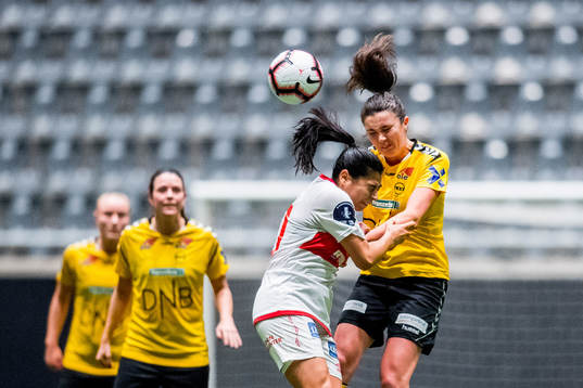 Amanda Perez of Sandviken and Ingrid Syrstad Engen of LSK