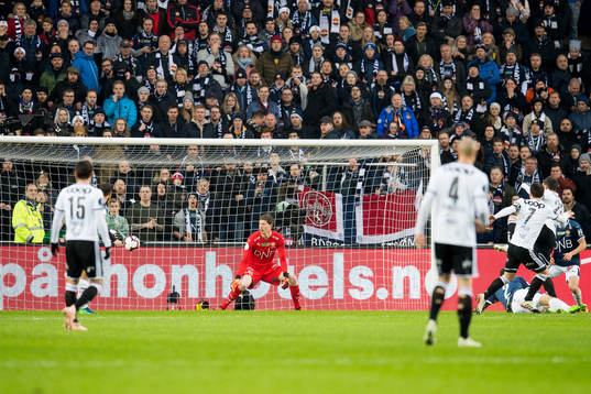 Mike Jensen of Rosenborg scores 1-1
