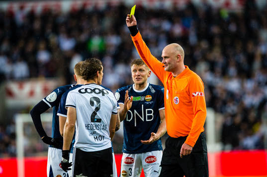 Trond Ivar Døvle, referee, gived Vegar Eggen Hedenstad of