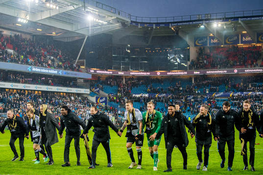 Nicklas Bendtner, goalkeeper André Hansen, Samuel