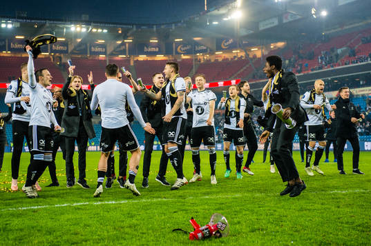 Mike Jensen, Nicklas Bendtner, Igho Ogbu and the players of