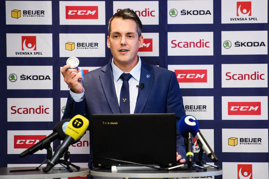 Sveriges förbundskapten Tomas Montén med sin medalj från