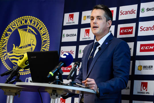 Sveriges förbundskapten Tomas Montén nder en