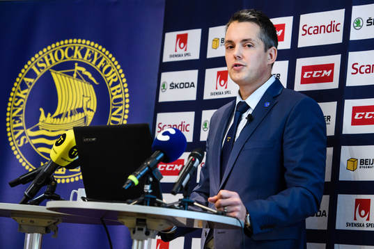 Sveriges förbundskapten Tomas Montén nder en