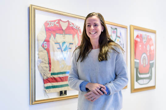 Lotta Schelin innan en presskonferens med Frölunda