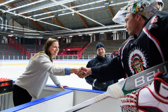 Lotta Schelin hälsar på målvakt Johan Gustafsson