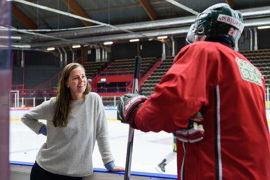 Lotta Schelin pratar med Joel Lundqvist