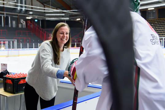 Lotta Schelin besöker en träning med Frölundas A-lag