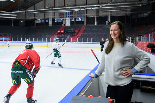 Lotta Schelin besöker en träning med Frölundas A-lag