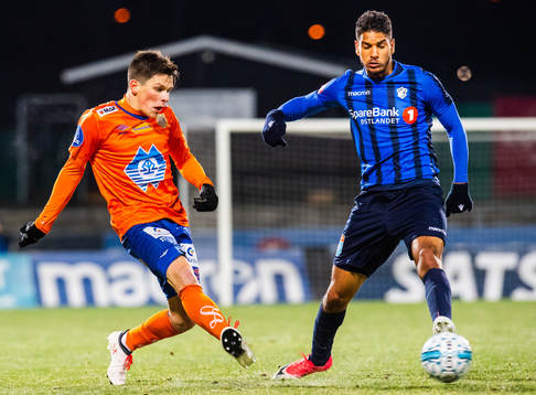 Sondre Fet of Aalesund and Ohi Omoijuanfo of Stabæk