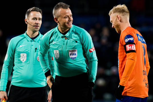 Svein Oddvar Moen, referee, and Fredrik Carlsen of Aalesund