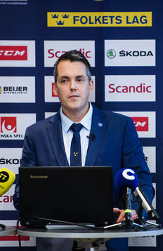 Sveriges förbundskapten Tomas Montén nder en