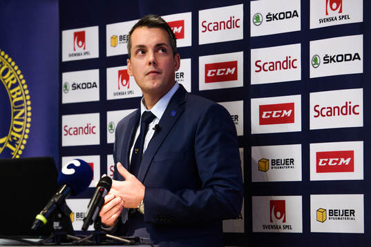 Sveriges förbundskapten Tomas Montén nder en