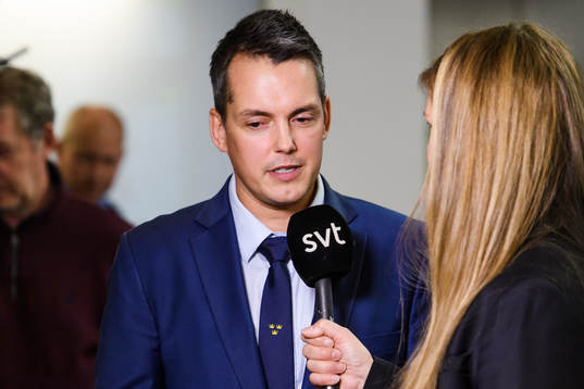 Sveriges förbundskapten Tomas Montén nder en