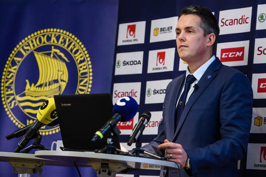 Sveriges förbundskapten Tomas Montén nder en