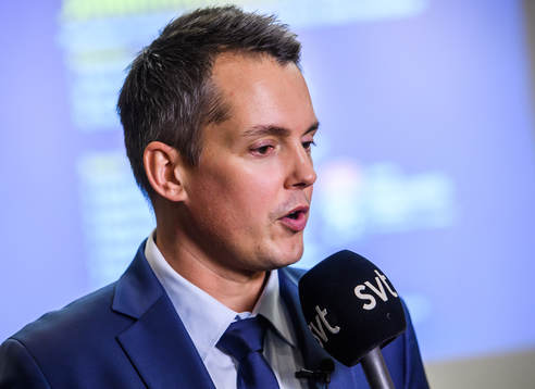 Sveriges förbundskapten Tomas Montén nder en