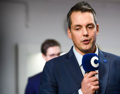 Sveriges förbundskapten Tomas Montén nder en