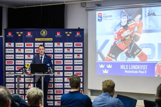 Sveriges förbundskapten Tomas Montén presenterar Nils