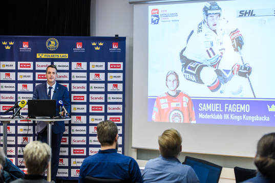 Sveriges förbundskapten Tomas Montén presenterar Samuel