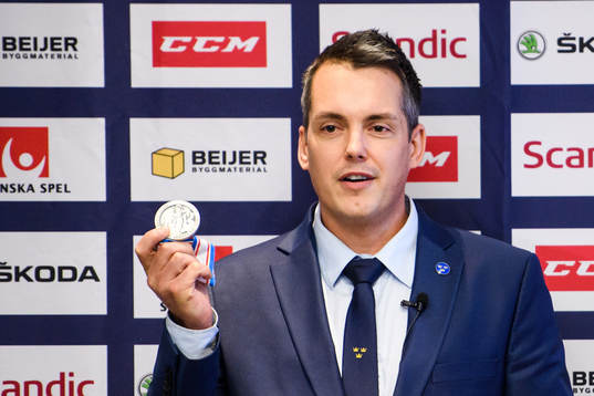 Sveriges förbundskapten Tomas Montén nder en