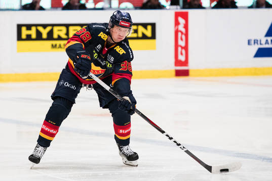 Djurgårdens Olle Alsing med pucken