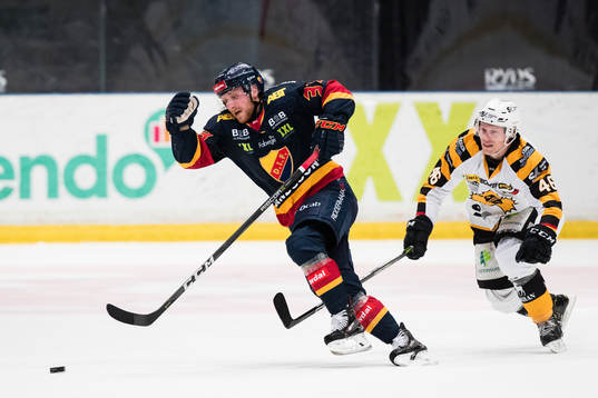 Djurgårdens Linus Hultström jagas av Skellefteås Mathis