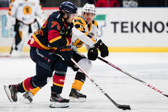 Djurgårdens Emil Bemström i kamp om pucken med
