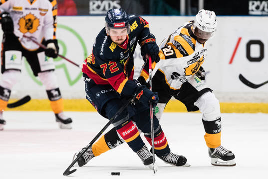 Djurgårdens Emil Bemström i kamp om pucken med