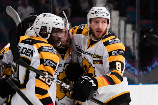 Skellefteås Edwin Hedberg och Petter Granberg jublar