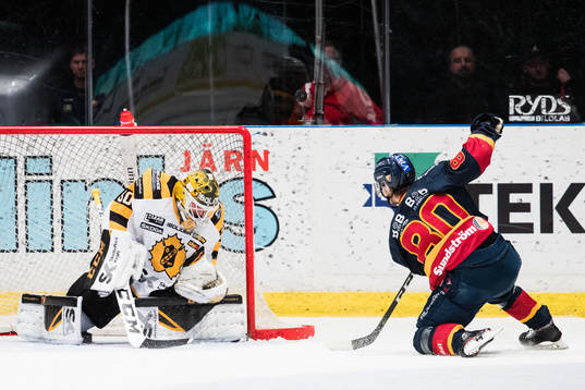 Skellefteås målvakt Gustaf Lindvall med en räddning på