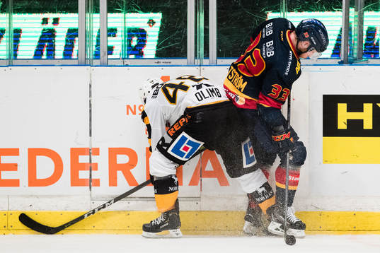 Skellefteås Mathis Olimb i kamp om pucken med Djurgårdens