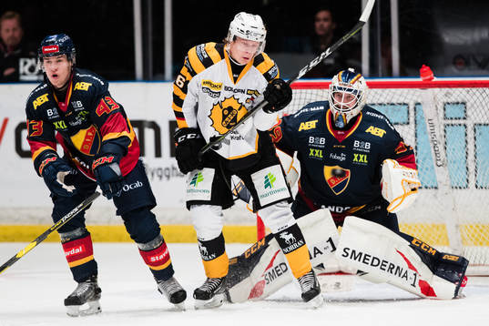 Djurgårdens Tom Nilsson försvar sig mot Skellefteås