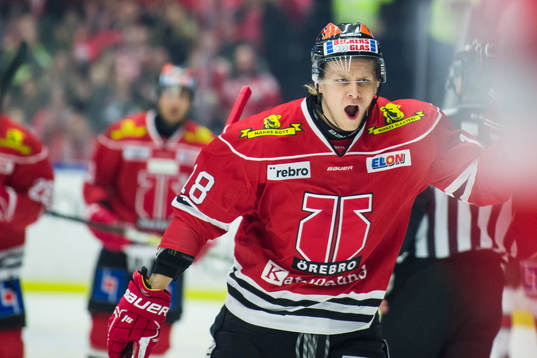 Örebros Rodrigo Abols jublar med lagkamrater