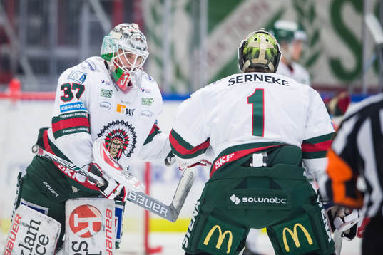 Frölundas målvakt Johan Gustafsson blir utbytt, in kommer