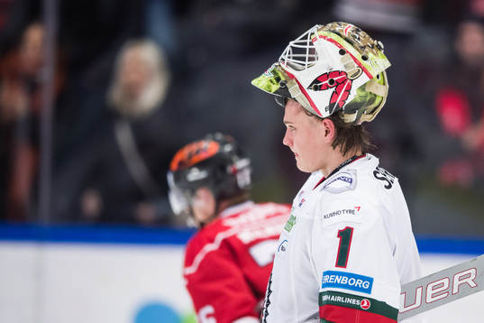 Frölundas målvakt Arvid Söderblom deppar