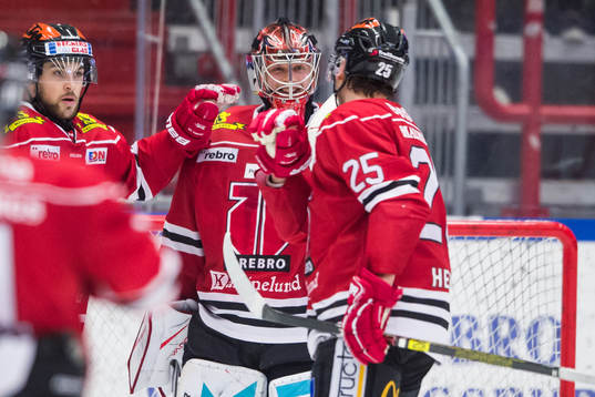 uÖrebros målvakt Eero Kilpeläinen jublar med Anton