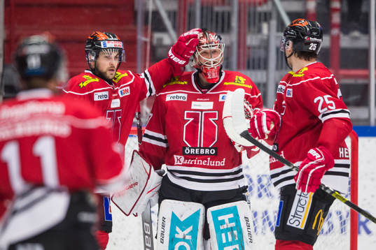 Örebros målvakt Eero Kilpeläinen jublar med Anton Hedman