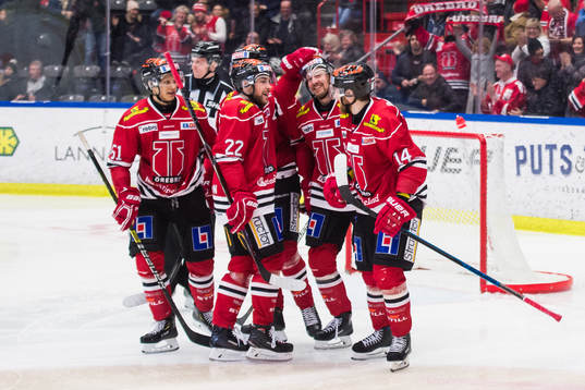 Örebros Marcus Weinstock jublar med lagkamrater