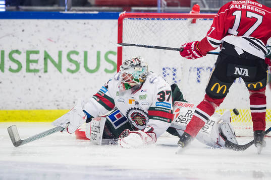 Örebros Jere Sallinen (ej i bild) gör 2-0 bakom