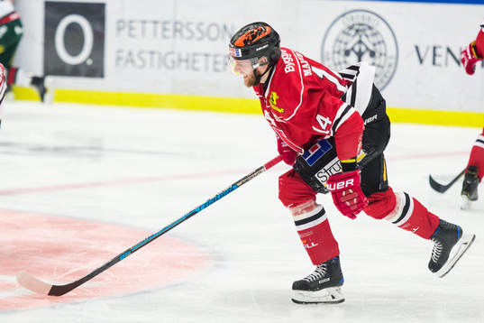 Örebros Tom Wandell täcker ett skott och får ont