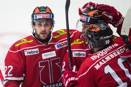 Örebros Aaron Palushaj jublar med Jonathan Andersson och