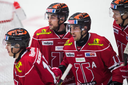 Örebros Aaron Palushaj jublar med Jonathan Andersson och