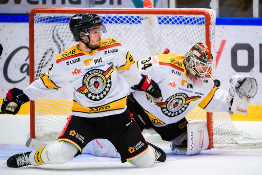 Luleås Oscar Engsund och målvakt Joel Lassinantti